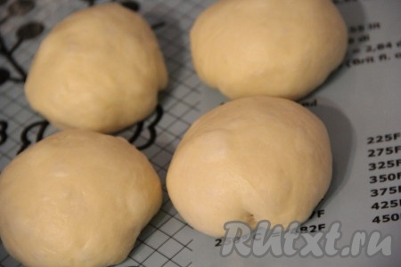 Теперь можно лепить булочки и выпекать их. Я сделала из теста сдобные булочки с сахаром в виде конуса, их ещё называют "Комета". Для этого нужно тесто разделить на 4-6 частей.