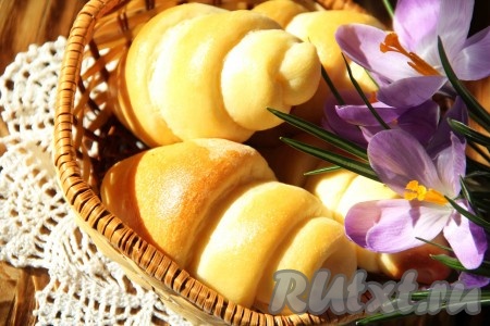 Выпекать сдобные творожные булочки при температуре 180-200 градусах минут 25 (до золотистого цвета). Булочки "Кометы" получаются очень вкусными, их можно кушать и тёплыми, и остывшими. Впрочем, какую бы форму булочкам вы не решили придать, выпечка из творожного дрожжевого теста, замешанного по этому рецепту в хлебопечке, всегда получается удачной.