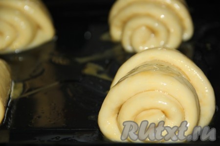 Подошедшие булочки смазать молоком или желтком и поставить в разогретую духовку.&nbsp;