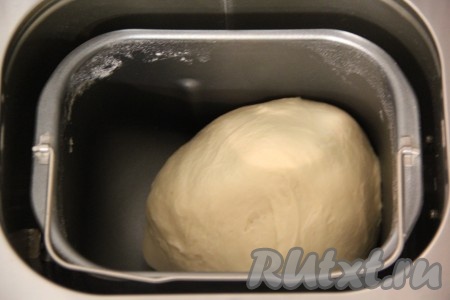 Во время замеса нужно контролировать формирование колобка из теста. Если колобок сильно липнет к стенкам ведёрка хлебопечки, то можно досыпать немного муки, а если колобок получается излишне плотным, то можно подлить немного кефира комнатной температуры (то есть добавляйте по 1 столовой ложке кефира и наблюдайте за консистенцией замешиваемого теста). Творожное дрожжевое тесто должно получиться мягким, гладким, эластичным и не липнущим. После окончания замешивания теста (когда сформируется колобок) начнётся процесс подъёма теста, поэтому на этом этапе крышку хлебопечки нужно будет обязательно закрыть.