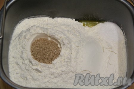 Всыпать просеянную муку, соль и сухие дрожжи. Выставить режим "Замес теста". У меня этот режим занимает 1 час 30 минут.