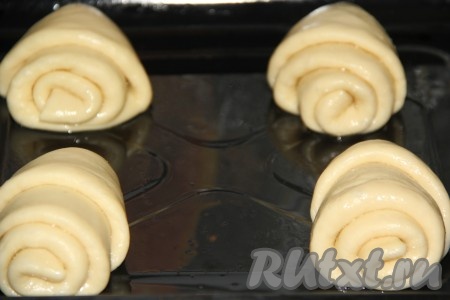 Противень для выпечки смазать растительным маслом. Выложить булочки на противень на расстоянии друг от друга и дать нашим "кометам" отдохнуть минут 25.