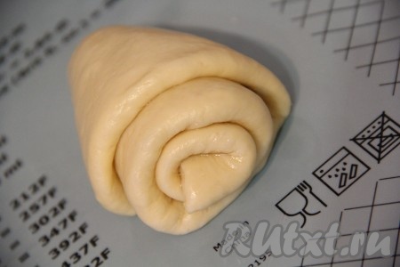 В процессе сворачивания теста в конус не нужно сильно его прижимать, заворачивать нужно свободно.