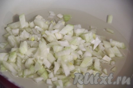 Пока перловка варится, займёмся овощами. Лук мелко нарезать. Сковороду поставить на огонь, добавить растительное масло, прогреть и выложить лук. Обжарить лук, помешивая, до золотистого цвета (в течение 3-4 минут) на среднем огне.