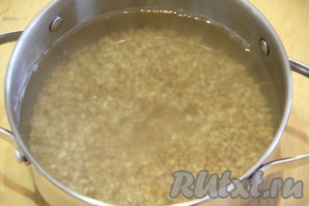 Переложить промытую крупу в кастрюлю, залить 850 миллилитрами крутого кипятка и оставить на 30-40 минут.&nbsp;