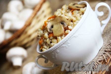 Дать перловой каше с грибами настояться в течение минут 30 под крышкой. Я закрыла кастрюлю крышкой и укутала кастрюлю с кашей в плед. Подавать очень вкусную перловку с шампиньонами в горячем виде.