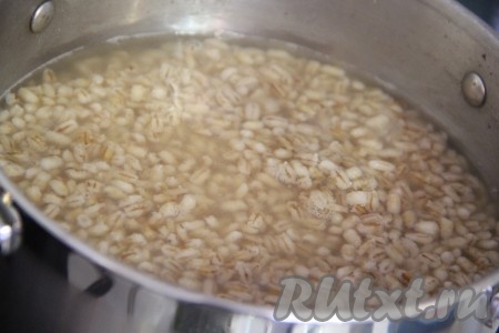 Крупа слегка разбухнет. Затем поставить кастрюльку с крупой на огонь, посолить по вкусу. Варить перловку на среднем огне под крышкой примерно 1 час (до полного испарения жидкости).