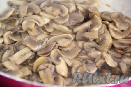 В конце обжаривания посолить шампиньоны, по желанию, добавить к ним грибную приправу, хорошо перемешать. Снять грибы с огня.