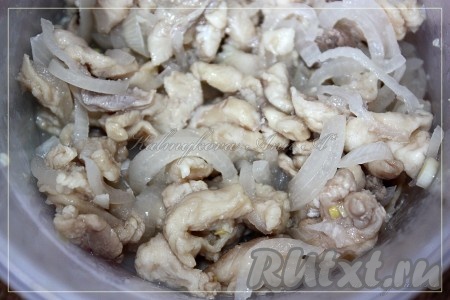 Филе рыбы нарезать брусочками, лук - полукольцами. Перемешать, посолить, добавить уксус и тщательно перемешивать до появления сока. Уплотнить, далее перемешивать каждый час (около 3 раз) и оставить на 12-15 часов в холодном месте для маринования.