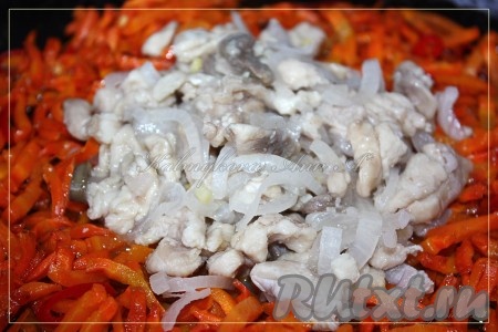 Соединить промаринованную рыбу с обжаренной острой морковью. Тщательно перемешать и дать хе из сазана настояться около 5 часов