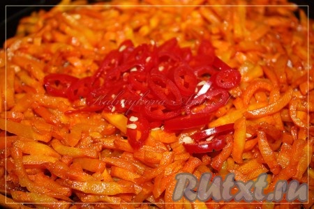 Добавить к обжаренной моркови нарезанный перец чили.