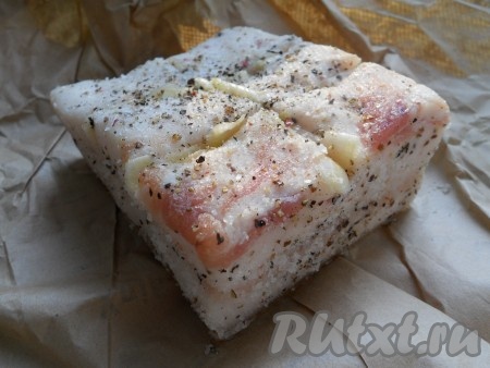 Сало поместить на лист пергаментной бумаги. Если соль и перец остались - добавьте к салу (сало впитает в себя столько соли, сколько нужно).
