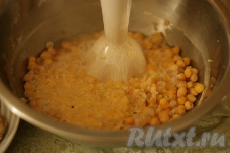 Нут вместе с отваром измельчить блендером. 