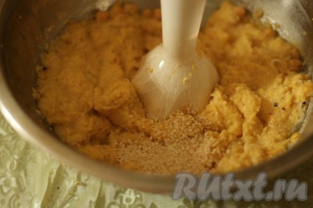 Добавить кунжут и чеснок, тщательно перетираем. 