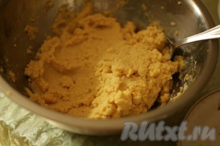 Приправляем пасту лимонным соком, солью и перцем. 