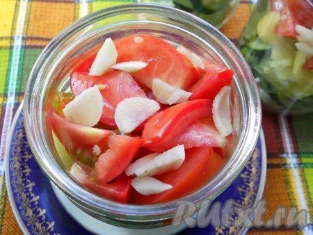 Крайний слой - помидоры, нарезанные средними дольками. На помидоры - чеснок (тонкими пластинками).
