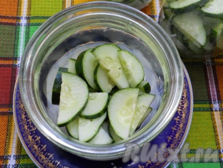 Следующим слоем выкладывать свежий огурчик, нарезанный полукружочками.
