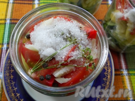 Далее в банку всыпать соль, сахар и влить уксус, добавить черный перец горошком.
