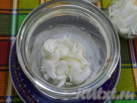 На дно чистой баночки (стерилизовать не стоит) влить растительное масло, поместить нарезанный перьями репчатый лук.
