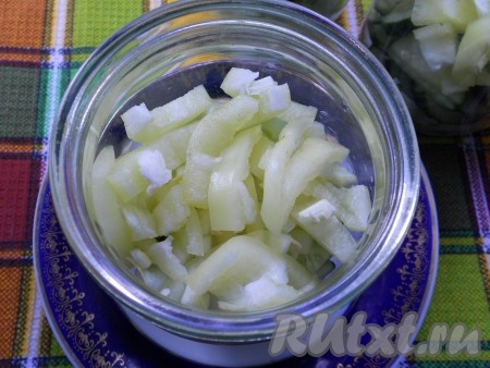 Далее - нарезанный произвольно сладкий болгарский перец.
