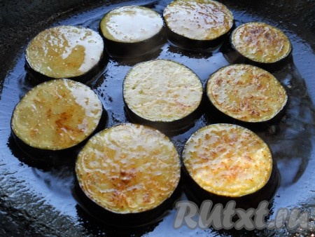 Далее баклажаны обмыть и обсушить. Сковороду разогреть с растительным маслом и на среднем огне обжарить баклажаны до румяности с двух сторон.&nbsp;
