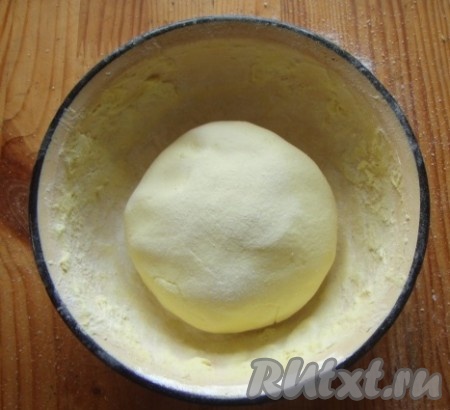 А далее понемногу всыпаем сахарную пудру и при помощи рук замешиваем мастику.&nbsp;Собираем её в колобок, заворачиваем в плёнку и ставим в холодильник.
