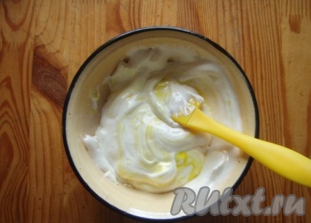 Ставим на водяную баню и накрываем сверху крышкой, для лучшего растопления.&nbsp;Снимаем с водяной бани, берем лопатку и аккуратно перемешиваем, чтобы зефирная масса получилась равномерного цвета.
