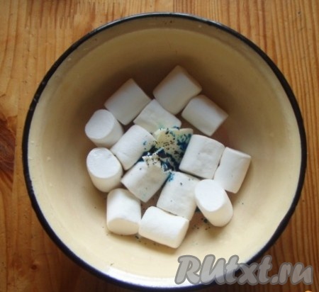 В миску кладем маршмеллоу, сливочное масло, краситель и на верх красителя наливаем лимонный сок.&nbsp;
