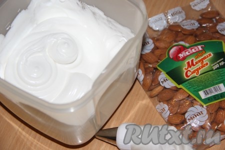 Чтобы белки хорошо взбились, они должны быть хорошо охлаждёнными (то есть яйца должны быть из холодильника). В сухую и чистую ёмкость, удобную для взбивания, влить холодные белки, всыпать соль. Взбить миксером белки с солью в пышную пену. Затем, продолжая взбивать, постепенно всыпать сахар. Далее взбивать белки на высокой скорости миксера до полного растворения сахара. Масса должна получиться однородной, блестящей и хорошо держать форму.&nbsp;