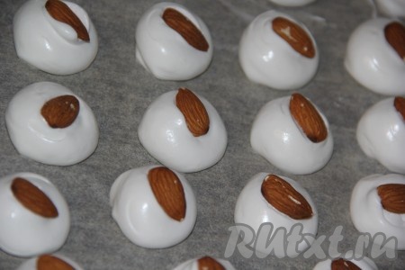 Выложить ядра миндаля поверх белковой массы и слегка их утопить. Поставить противень в разогретую до 90 градусов духовку. Выпекать безе из двух яичных белков в течение 1 часа. Затем выключить духовку и оставить безе с миндалём в духовке на 1-2 часа.