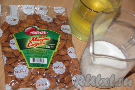 Подготовить продукты для приготовления безе из двух белков. Яйца аккуратно разделить на белки и желтки. В белках не должно быть остатков желтка или яичной скорлупы, иначе у вас не получится хорошо взбить белки.