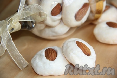 Очень нежные, вкусные, воздушные безе, приготовленные из двух белков, вынуть из духовки, полностью остудить и подать к чаю или кофе. Всем советую попробовать эту выпечку!