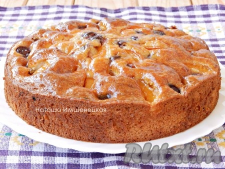 Очень вкусный пирог с абрикосами и вишней готов.
