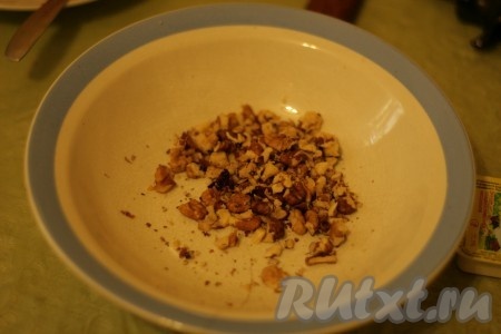 Орехи рубим ножом.