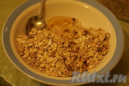 Смешиваем орехи с хлопьями.
