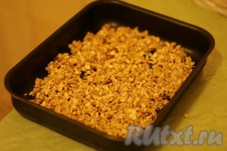 Выкладываем полученную массу тонким слоем на противень, как на фото.
