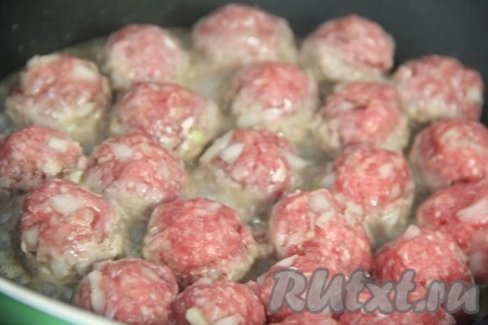 Хорошо вымесить фарш и сформировать фрикадельки. Размер фрикаделек выбирайте сами, я люблю мини фрикадельки. В сковороду добавить немного растительного масла и поставить на огонь. Выложить фрикадельки в сковороду и обжарить со всех сторон.
