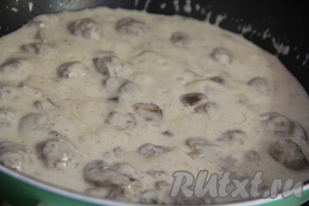 Довести грибной соус до кипения, потомить фрикадельки в соусе 5 минут, а затем снять с огня. 