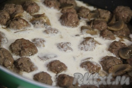 В чашу блендера влить сливки и воду, добавить муку и соль по вкусу. Всё взбить до однородности. Влить полученную смесь в сковороду с фрикадельками и перемешать.