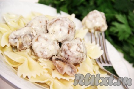 Дать фрикаделькам немного настояться в соусе, а затем подать с любым гарниром. Нежные, сочные и ароматные фрикадельки в грибном соусе готовы.