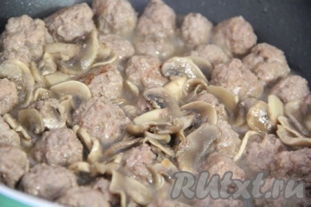  Тушить фрикадельки с шампиньонами под крышкой 20 минут, периодически помешивать.