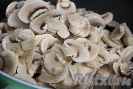 Шампиньоны вымыть и нарезать тонкими пластинками. Добавить грибы к фрикаделькам и перемешать. 