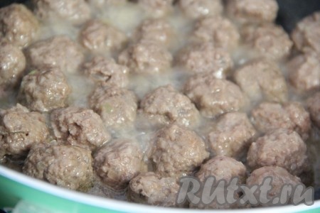 Затем закрыть сковороду крышкой и потушить фрикадельки в собственном соку примерно 10 минут.