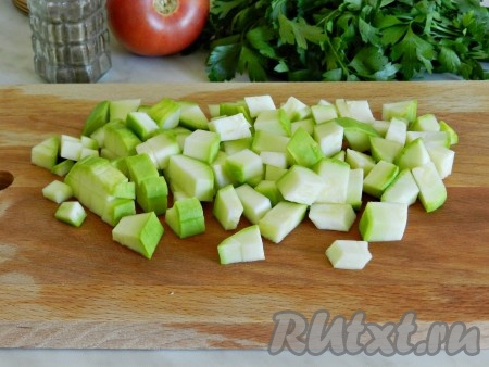 Кабачок очистить и нарезать кубиками.