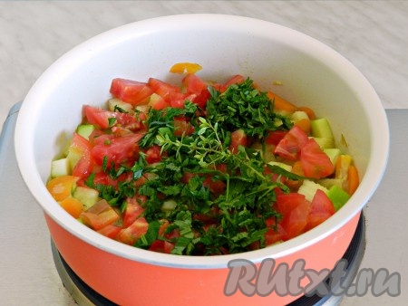 Добавить помидор, очищенный от кожуры и нарезанный кубиками, и мелко нарезанную свежую зелень.
