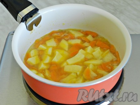 Влить немного воды, чтобы покрывала овощи, и тушить 5-7 минут.