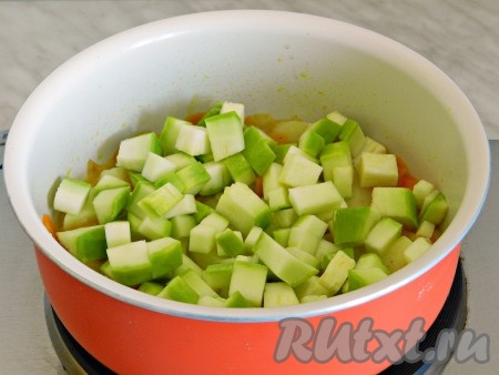 Выложить кабачок в сотейник.