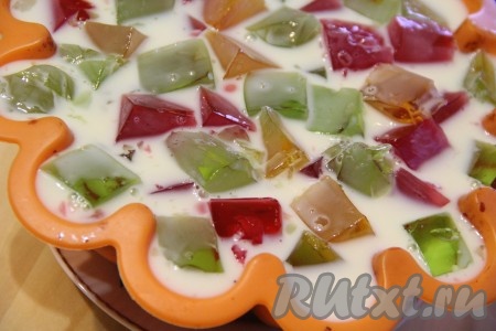 Таким образом, чередуя, выложить всё желе. Поставить форму с желе в холодильник до полного застывания.