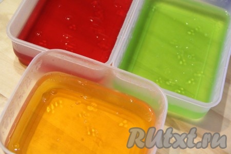 Разлить желе по пластиковым контейнерам. Контейнеры лучше взять небольшие, но высокие, чтобы у нас в дальнейшем получились кубики из желе, а не плоские полоски. Закрыть контейнеры с желе крышками и поставить в холодильник до полного застывания.
