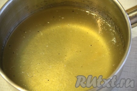 Когда желатин набухнет, поставить его на огонь.